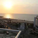 Apartamento de lujo frente al mar con acceso a piscina